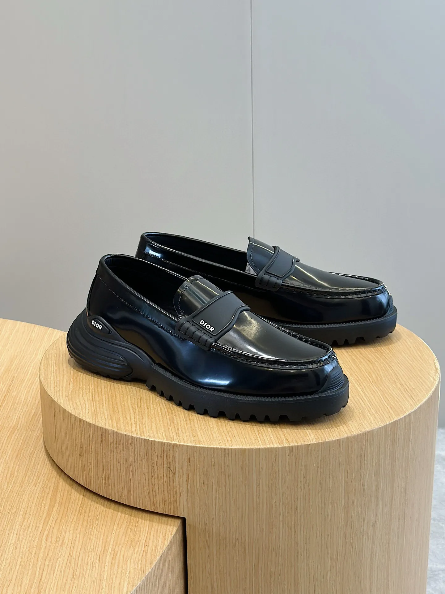 Factory price: 540💰◾️▫️Dior Combat Derby shoes are a new product in the 2024 spring men's wear series, presenting a mixed style that combines fashion design with sports elements. Crafted from black buffed calfskin leather with beige and black Oblique print panels on the sides and tongue. Designed with laces and technical zipper closure, the lightweight mixed-style sole highlights the charm of high-end customization. The Dior signature on the side enhances the style and will add a trendy touch to any look this season. Size: 39-44 (customized at 38.45)